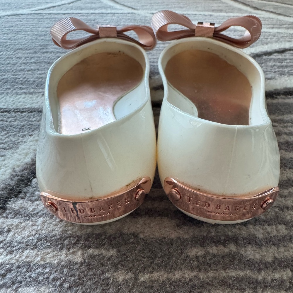 Ted Baker White Patent Leather Flats with Rose Gold Bow - Picture 2 of 7